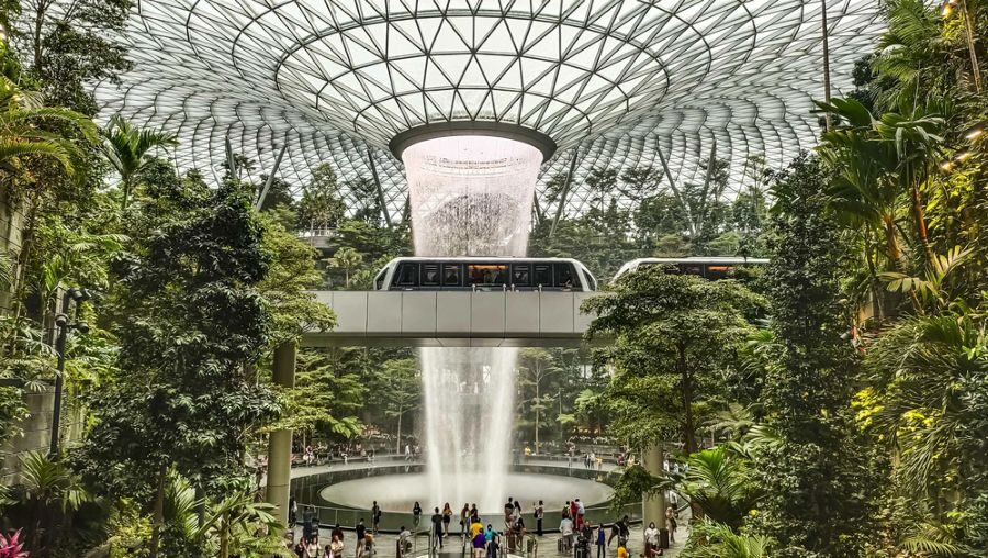 Changi Airport Singapore binnen met fontein omringd door tropische planten