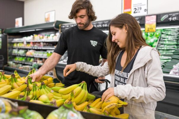 Stel doet boodschappen voor de camper