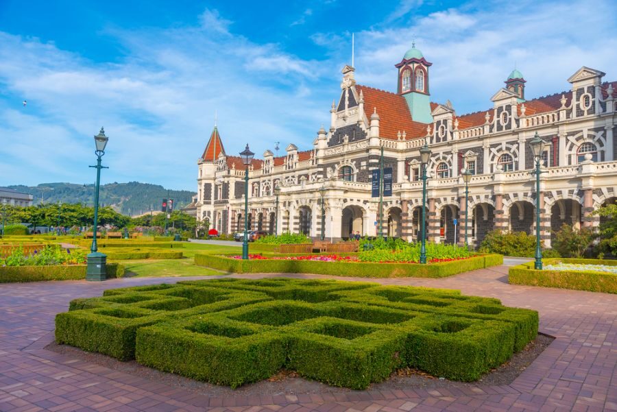 Treinstation in Dunedin met de tuin ervoor