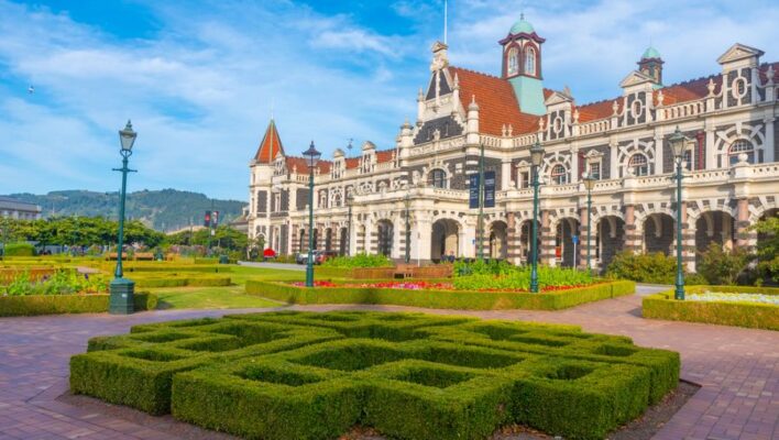 Treinstation in Dunedin met de tuin ervoor