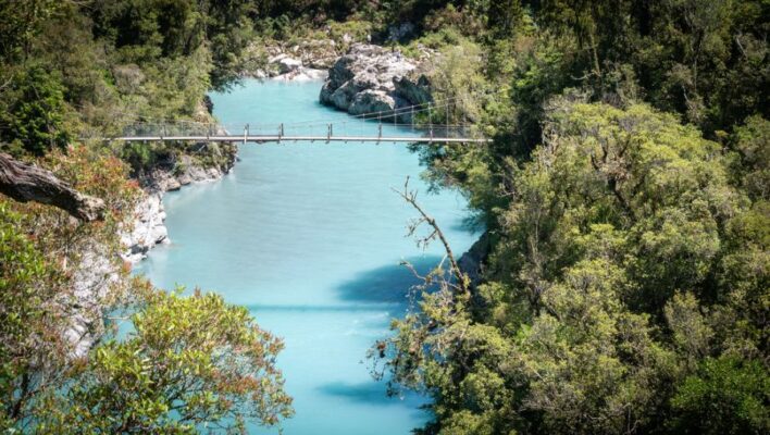 ZIcht op de Hokitika Gorge met een brug over het water