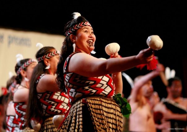 Maori vrouwen dansen tijdens een event bij New Plymouth