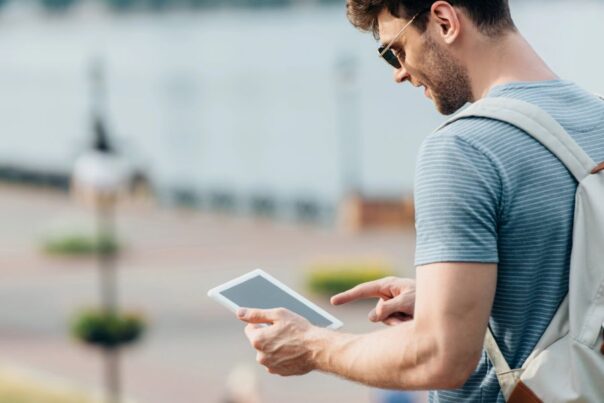 Man bekijkt zijn reisdossier op een tablet