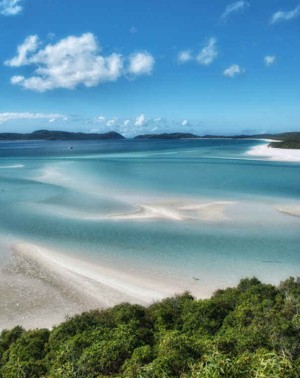 Parelwit strand en helderblauw water van Whitehaven Beach op de Whitsunday Island in Queensland Australië