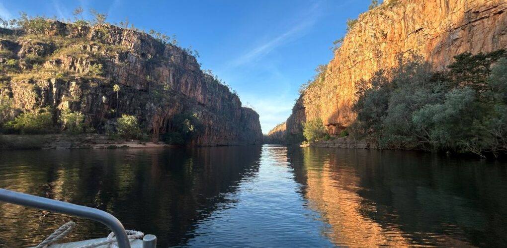 Boottocht in de Katherine Gorge Nothern Territory, zicht vanaf de boot de kloof in