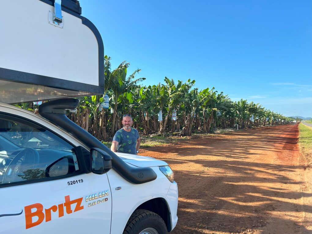 Peter staat in Queensland bij een bananenplantage bij de Britz Maverick bananenplantage