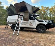 Adventure Rentals Toyota Hilux 4WD dubbele daktent geopend en via een trapje aan de buitekant bereikbaar
