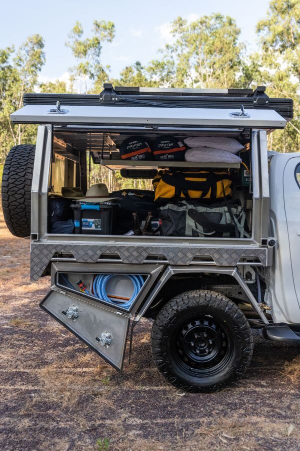 Adventure Rentals Toyota Hilux 4WD staat geparkeerd met de bergruimte open