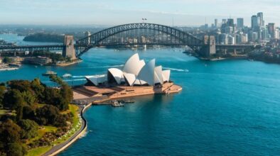 Drone beeld met zicht op het Sydney Opera House en de Harbour Bridge