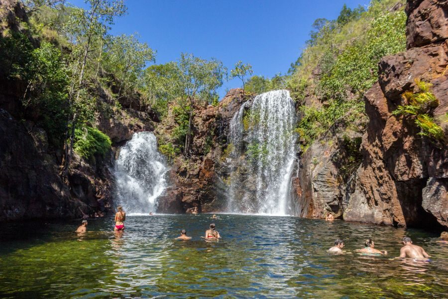 Mensen zwemmen bij de Florence falls in Litchfield National Park