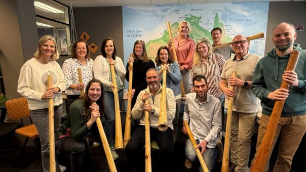 Campers Down Under team samen op de foto met didgeridoos