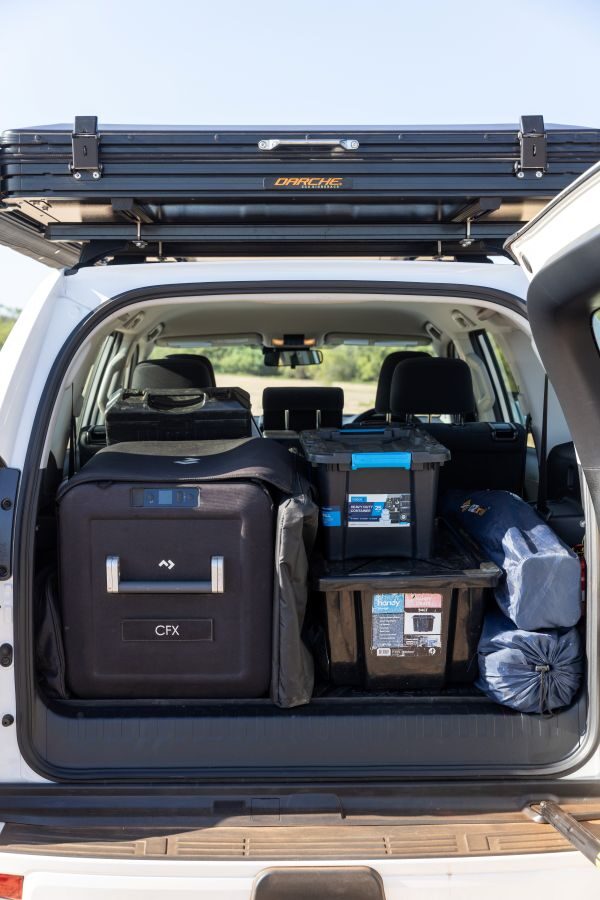 Adventure Rentals Toyota Prado 4WD camper opbergruimte achterzijde voertuig