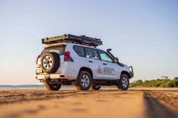 Adventure Rentals Toyota Prado 4WD camper rijdt op de weg