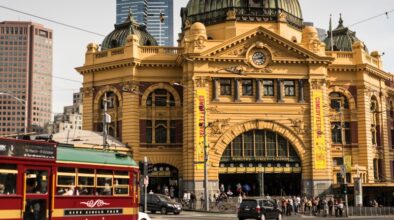 Tram op de voorgrond voor het treinstation Melbourne Flinders Station
