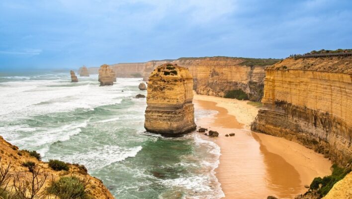 De rotsen van de Twelve Apostles steken omhoog uit de zee langs de Great Ocean Road Victoria