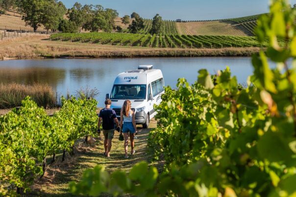 Koppel loopt terug naar hun camper de Maui Ultima in een wijngaard in de Yarra Valley