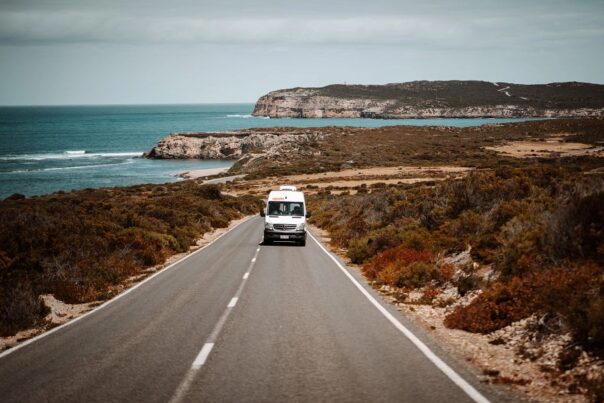 Apollo Euro Tourer rijdt op een weg langs de kust op Kangaroo Island in South Australia