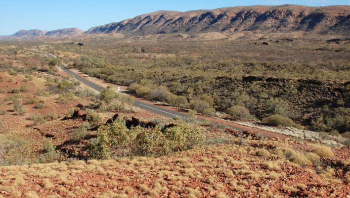 Zicht op de weg door de Flinders Ranges in South Australia