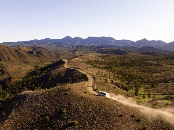 Rijden met een 4WD auto op een gravelweg door de Flinders Ranges inSouth Australia